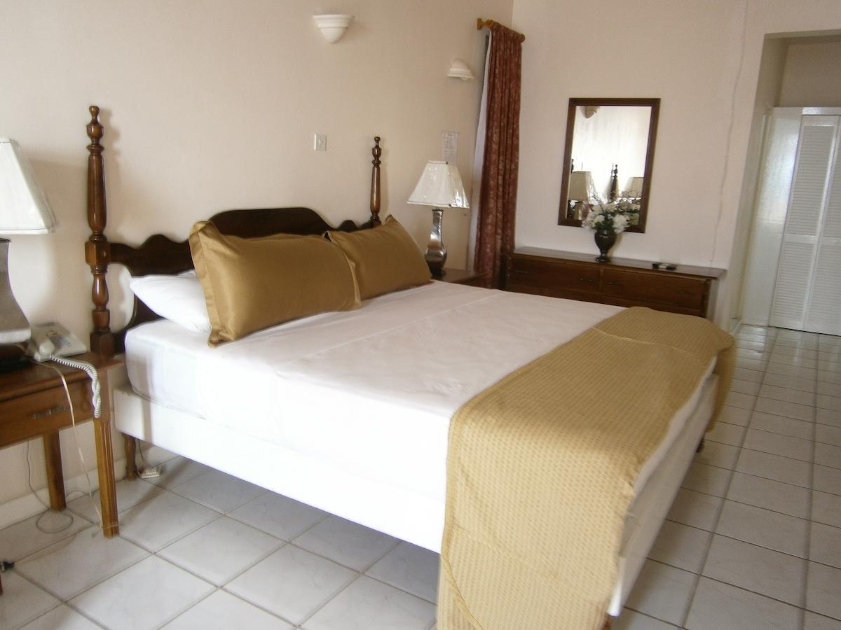 Whispering Bamboo Cove Resort Belfast Room photo